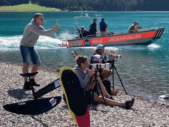 Alex beim Fotografieren mit dem iPhone im «Duell» mit den Profi-Fotografen von Red Bull.