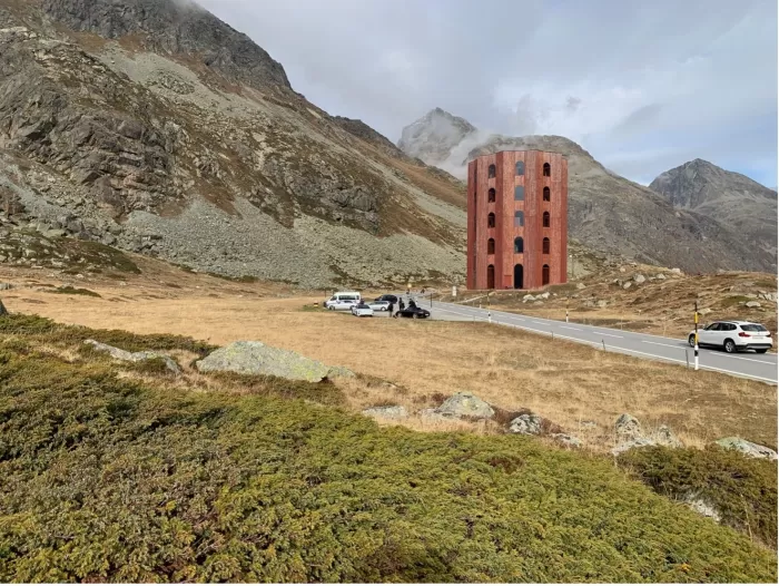 0815-Schnappschuss: Das Juliertheater einfach so lieblos «geknipst». Vom eigentlichen Sujet, dem Theater, lenken geparkte und vorbeifahrenden Autos ab.