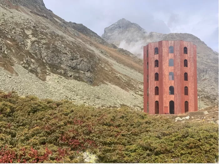 Perspektivenwechsel: Das Juliertheater in Froschperspektive (von unten nach oben) mit dem Teleobjektiv (2x) fotografiert, werden so störende Elemente im Bild isoliert.