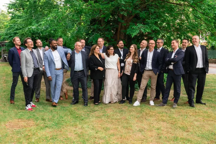 Zwischen dem Smartphone-Workshop und den einzelnen Mitarbeiterfotos darf natürlich auch ein Gruppenbild nicht fehlen.