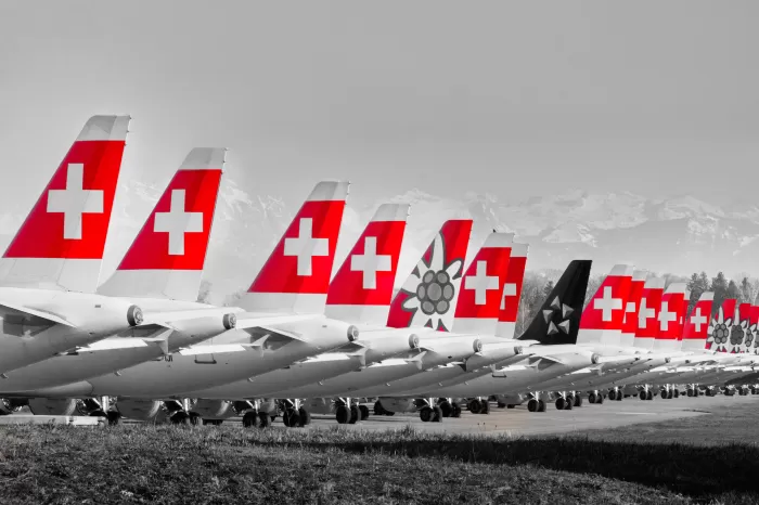Swiss Flugzeuge parkiert auf dem Flugplatz Dübendorf während der Corona-Pandemie.